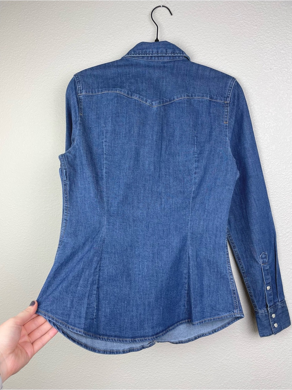 Levi's Women's XS Tailored Fit Classic Denim Western Shirt Blue Pearl Snaps Blue - Picture 15 of 16
